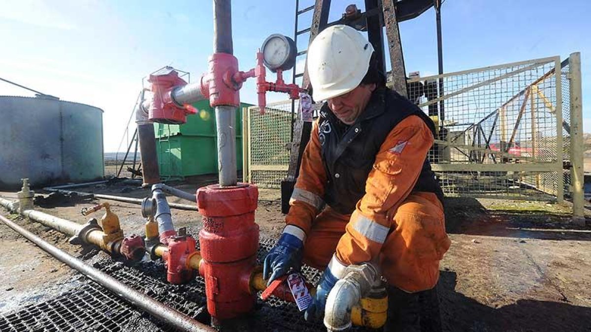 Un operario de LGO trabaja en los yacimientos para garantizar la seguridad en los pozos petrolíferos.-ISRAEL L. MURILLO