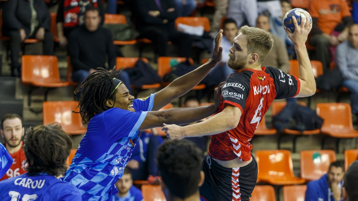 Igor Karlov, brújula del equipo, durante un encuentro en El Plantío. TOMÁS ALONSO