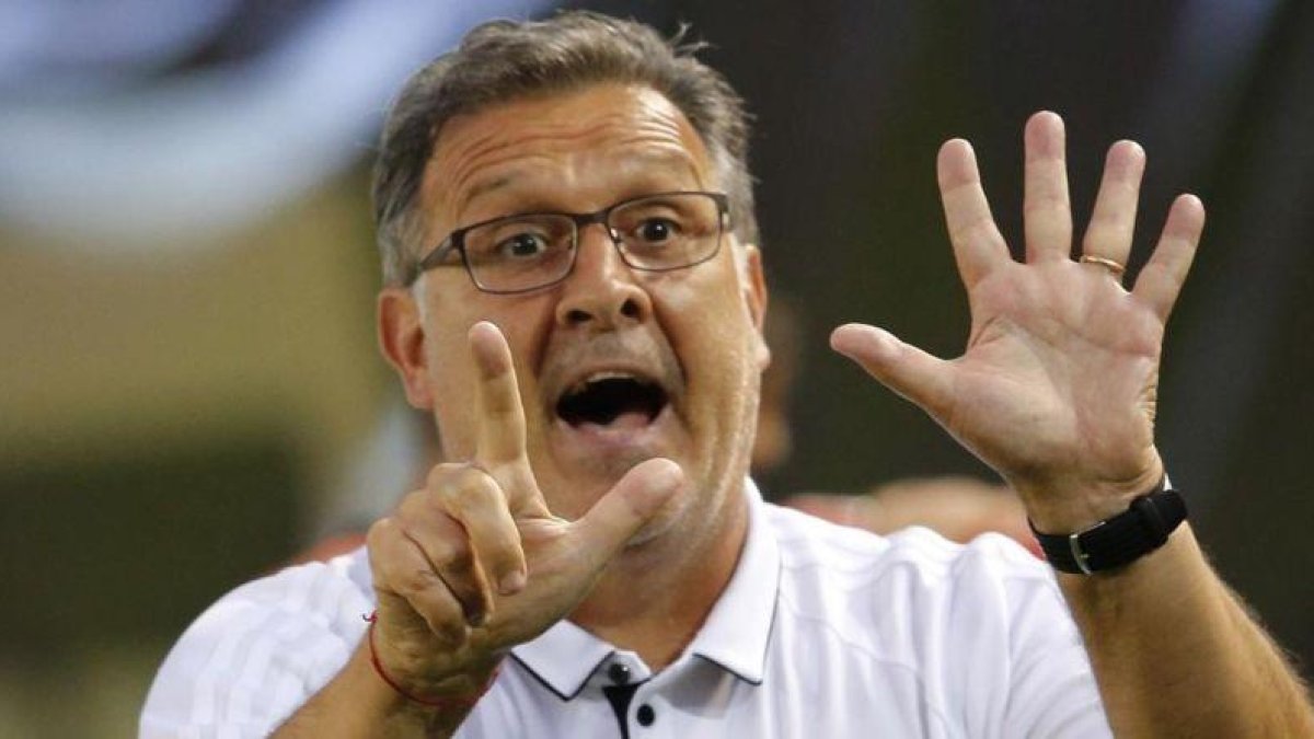 El técnico Tata Martino da instrucciones a los jugadores del Atlanta, en la final de la MLS.-AP / JOHN BAZEMORE