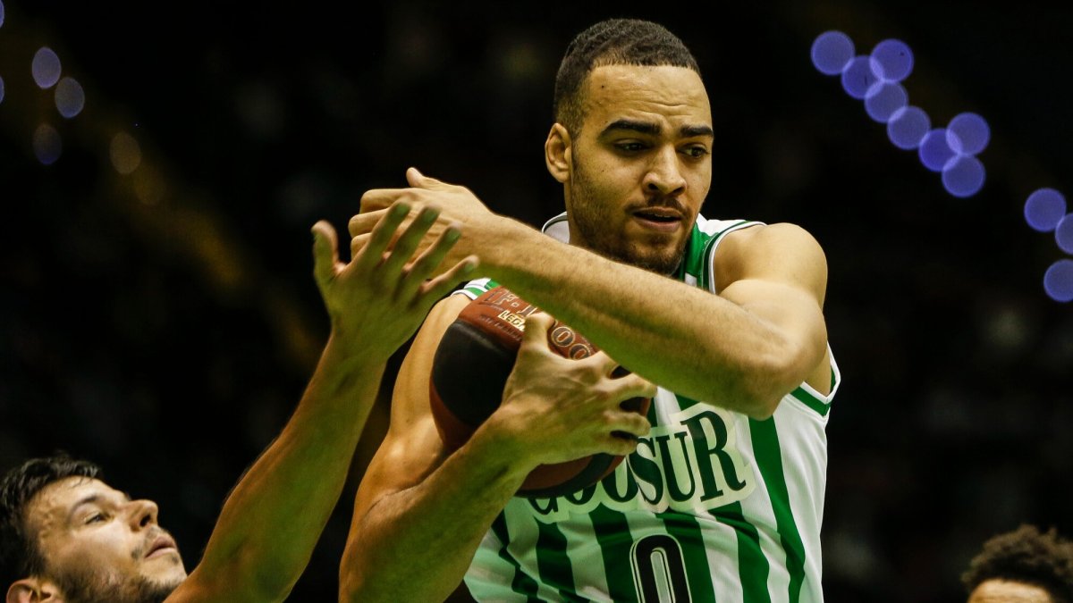Enechionyia gana el rebote en un partido con el Betis. ACB PHOTO / F. RUSO