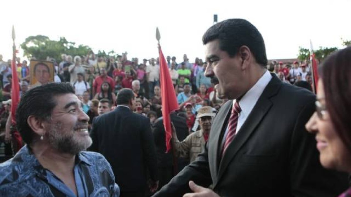 Nicolás Maduro saluda a Diego Armando Maradona, el martes en Caracas.-Foto: REUTERS