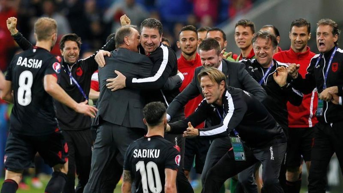 Los jugadores de Albania celebran el 1-0 durante el partido del grupo A en el Stade de Lyon.-EFE