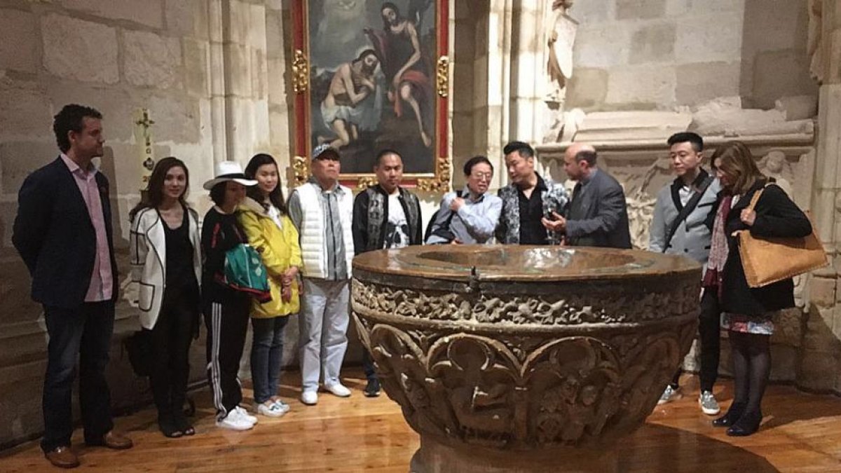 Los empresarios asiáticos visitaron la iglesia junto al párroco.-L. V.