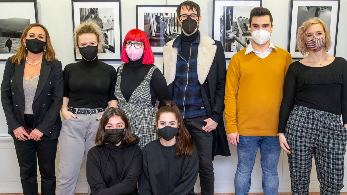 Varios alumnos del Grado de Fotografía de la EASD posan junto al profesor César Valdés (centro) y la presidenta del Instituto Municipal de Cultura (IMC), Rosario Pérez Pardo. SANTI OTERO
