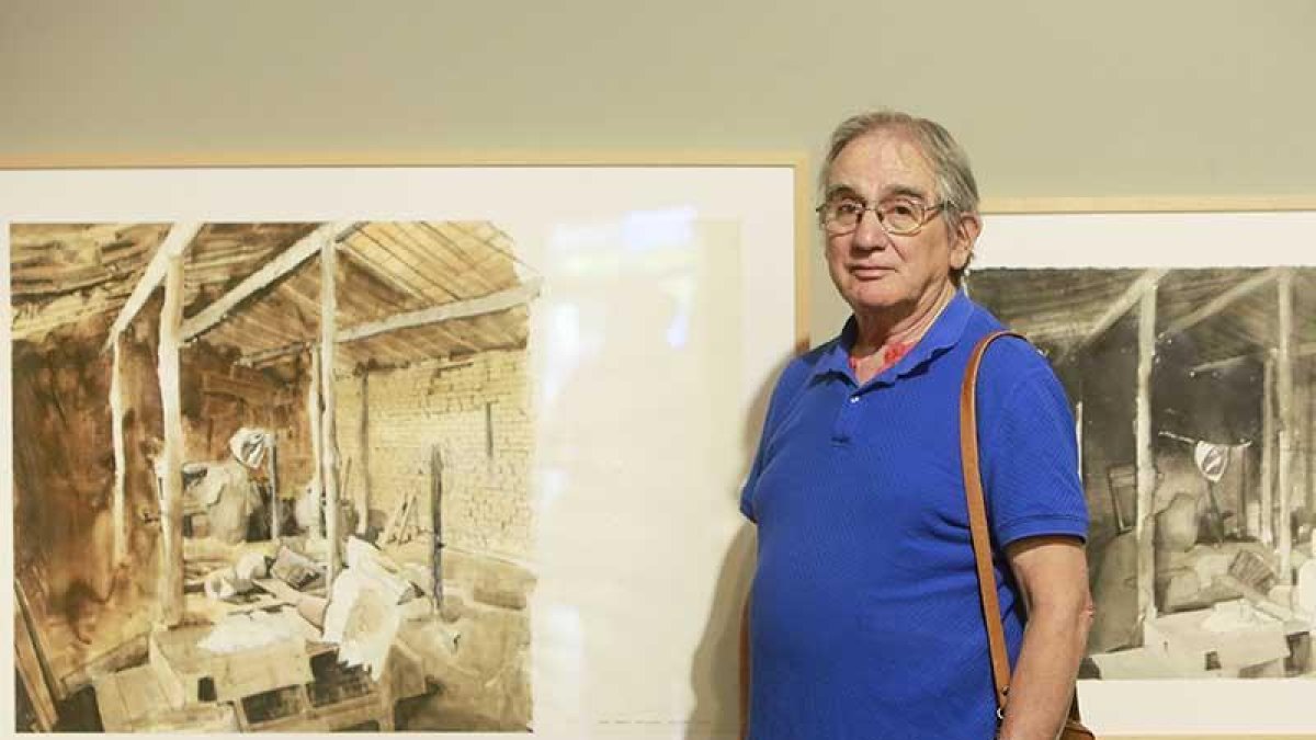 El autor posa frente a dos de las piezas expuestas en la Sala Pedro Torrecilla.-RAÚL Gª OCHOA