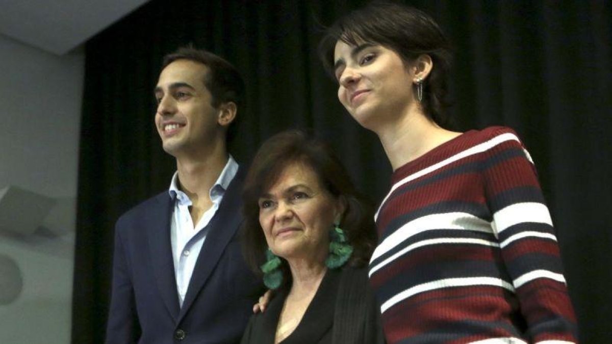 La vicepresidenta del Gobierno, Carmen Calvo, junto a los hijos de Concha Garcia Campo, Lorenzo y Berta, en la presentación del libro sobre la periodista.-DAVID CASTRO