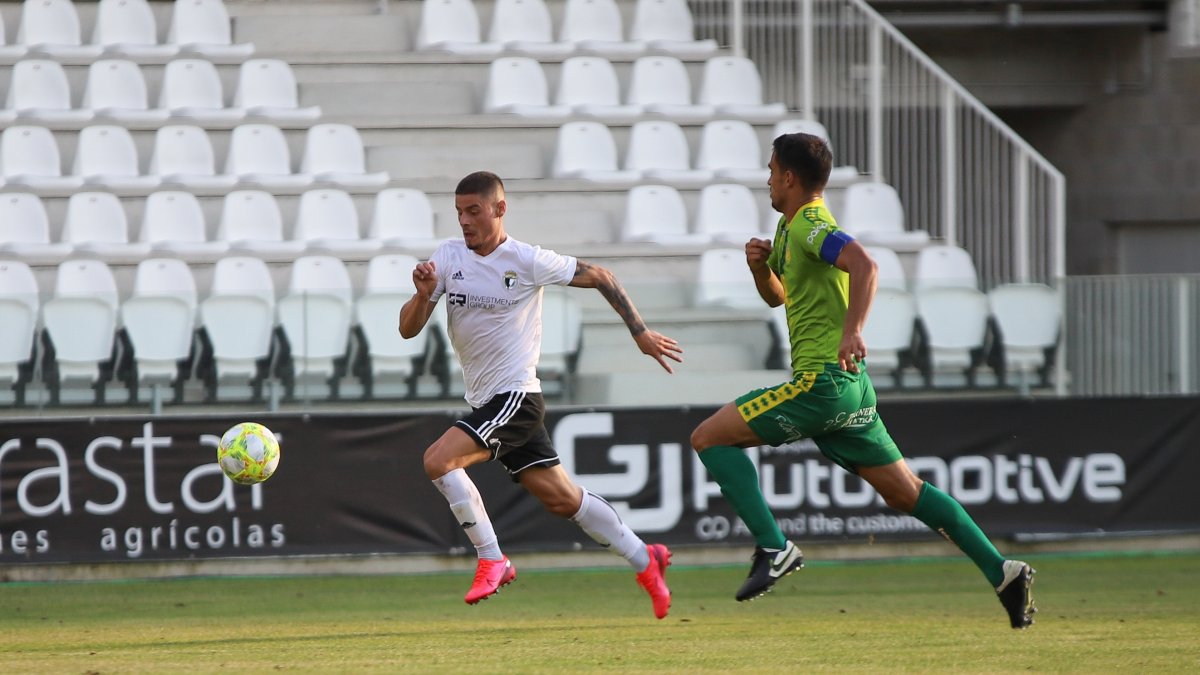 Alarcón se escapa con el balón en el partido ante Unionistas de pretemporada. ALBA DELGADO / BURGOS CF