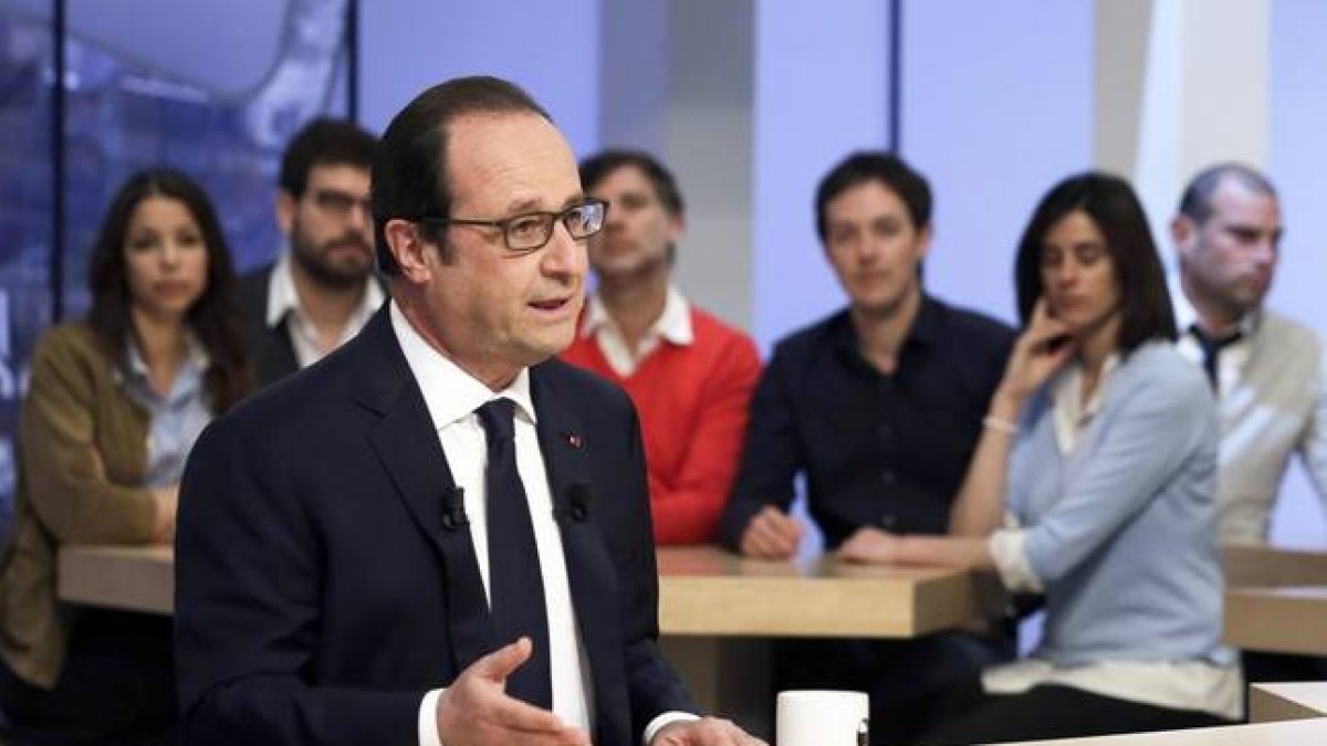 Francois Hollande en una entrevista de Canal + en París.-Foto: PHILIPPE WOJAZER / EFE