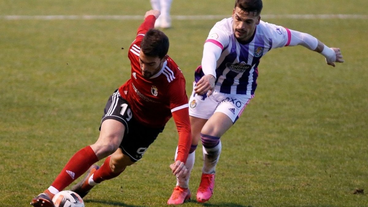 Claudio, autor del segundo gol, se escapa por velocidad. SANTI OTERO
