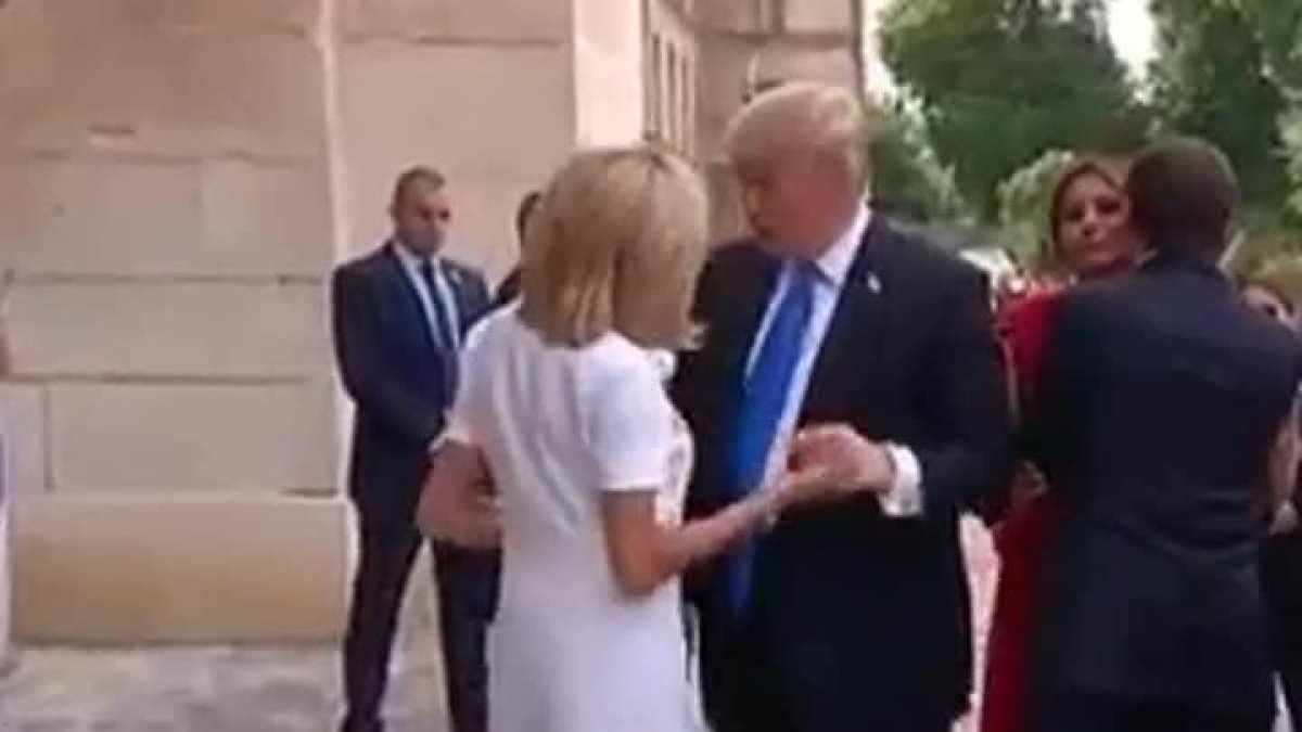 Así ha sido el apretón de manos de Trump a la esposa de Macron.-TWITTER