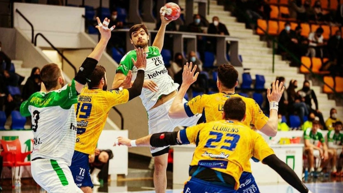 Dushkan lanza por encima de la defensa en un partido con el Anaitasuna. FOTO CEDIDA POR EL BM BURGOS