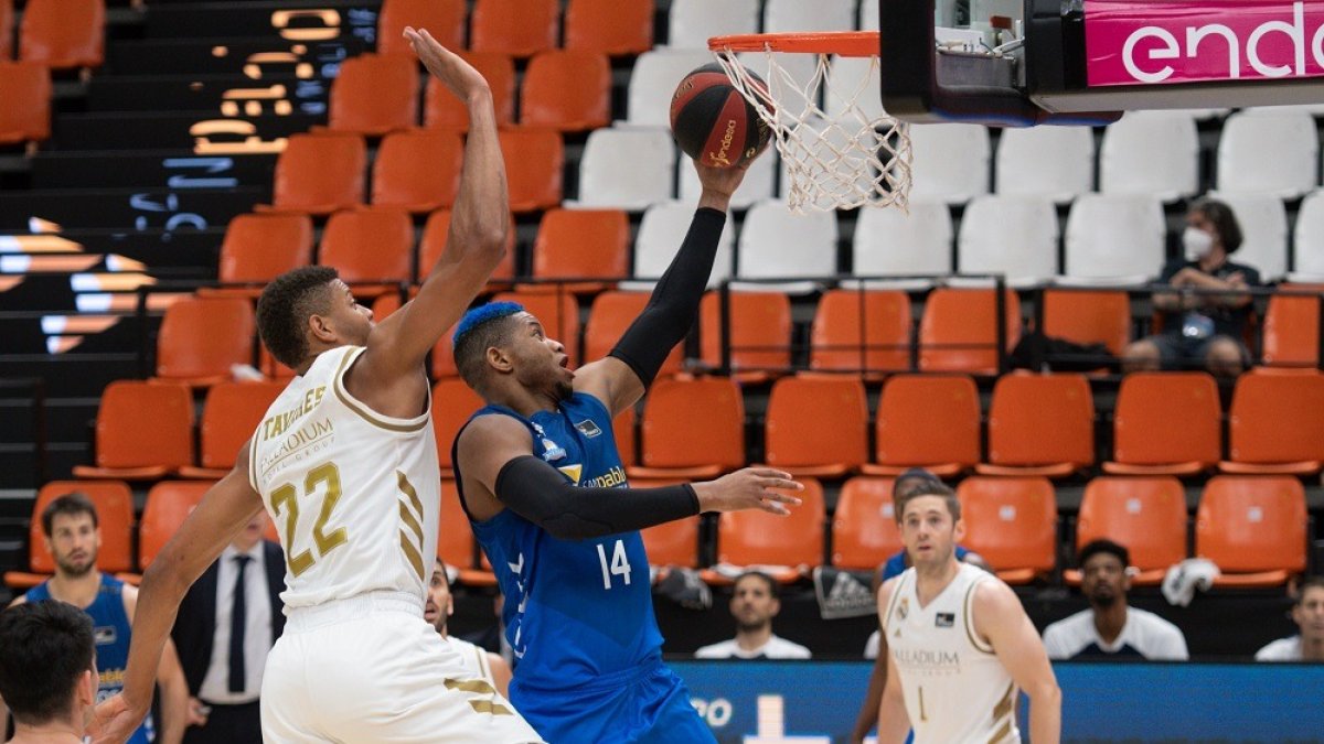Rivero supera a Tavares en el partido contra el Real Madrid de la Fase Excepcional de Valencia. ACB PHOTO