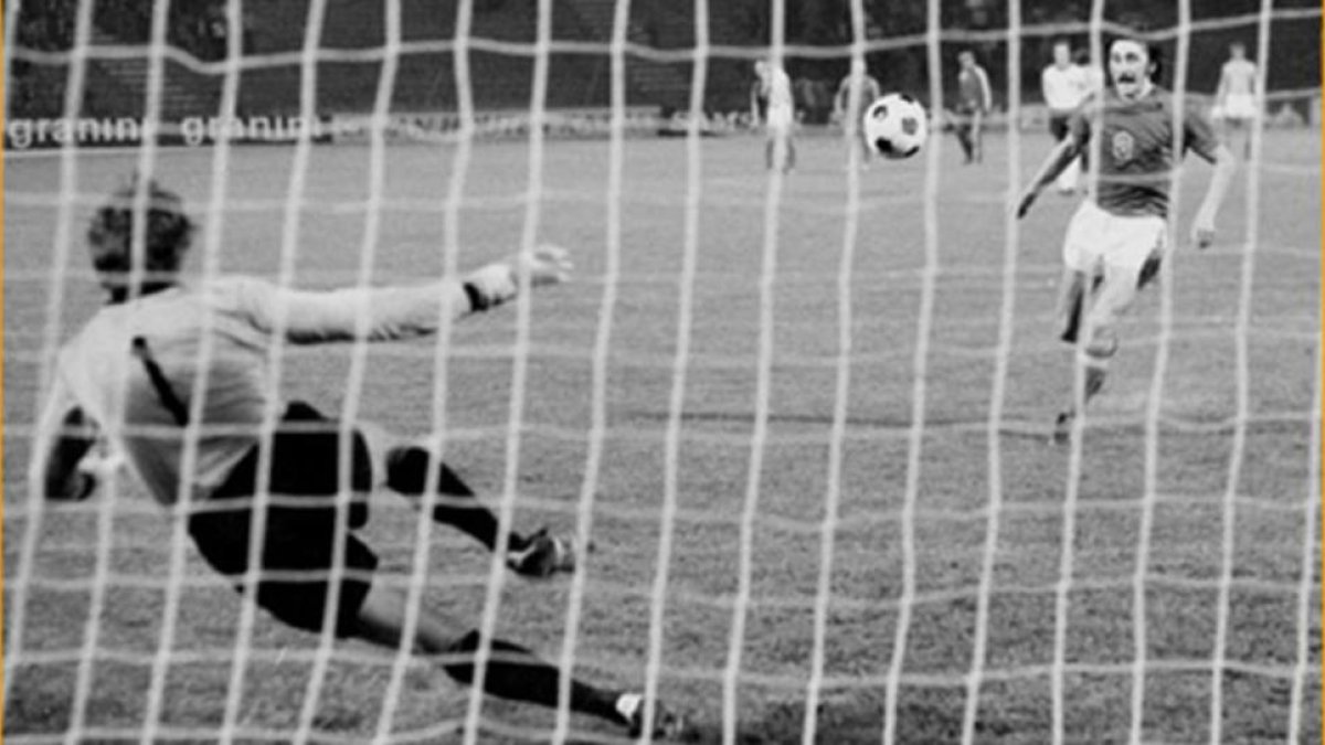 Belgrado, 20 de junio de 1976: Maier se vence a su izquierda y el balón tocado por Panenka cae en parábola y proclama a Checoslovaquia campeona de Europa.-