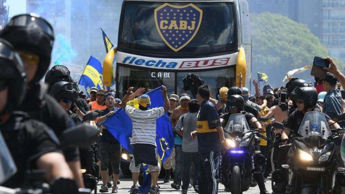 El autobús de Boca, a su salida del hotel hacia el estadio de River.-EL PERIÓDICO