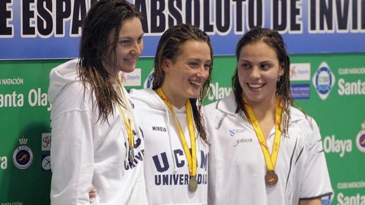 Mireia Belmonte, entre Melani Costa y María Vilas, esta pasada semana en Gijón.-EFE / ALBERTO MORANTE