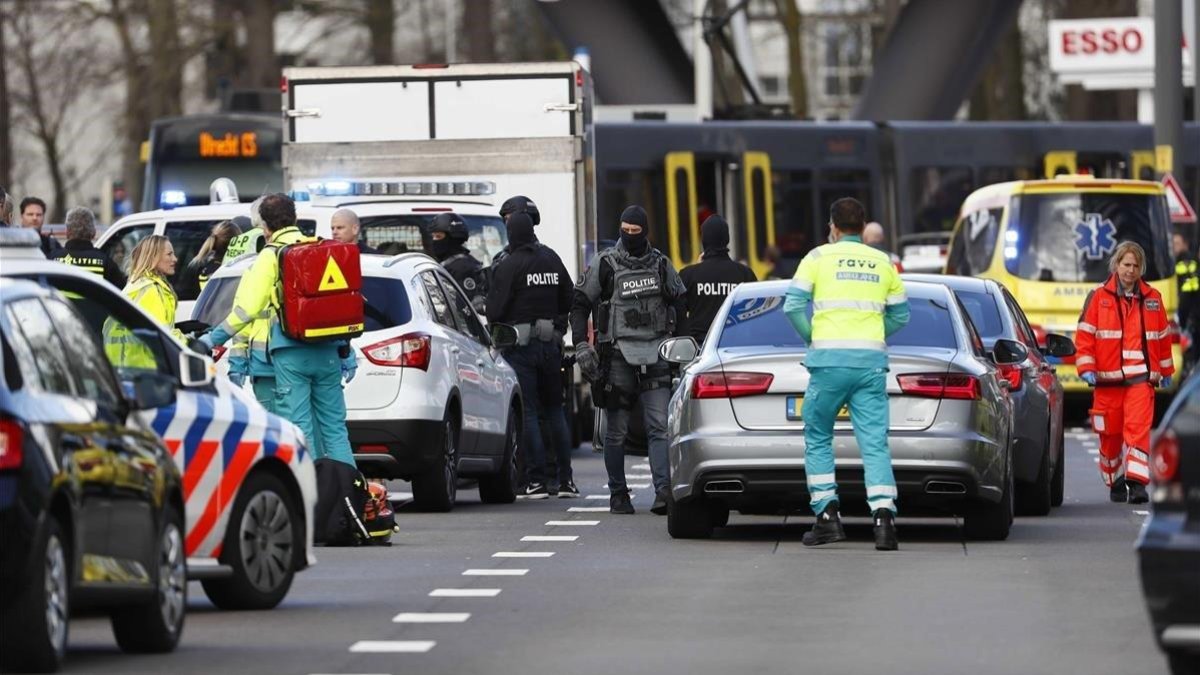 Miembros de los servicios de emergencias acuden a la plaza del 24 de Octubre de Utrecht.-EFE