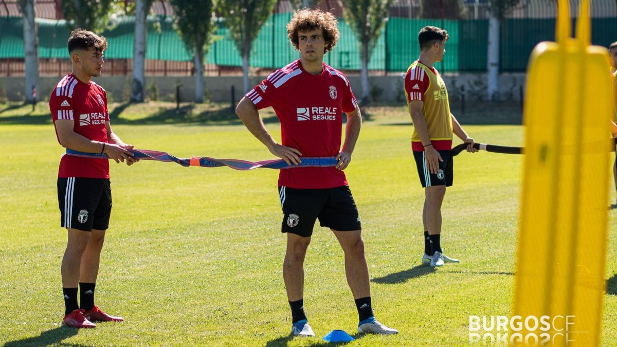Artola, a la derecha, durante un entrenamiento. BURGOS CF