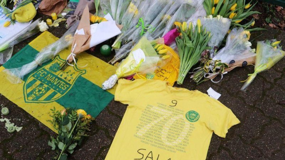 Homenaje a Emiliano Sala durante el entrenamiento del Nantes este viernes.-EPA