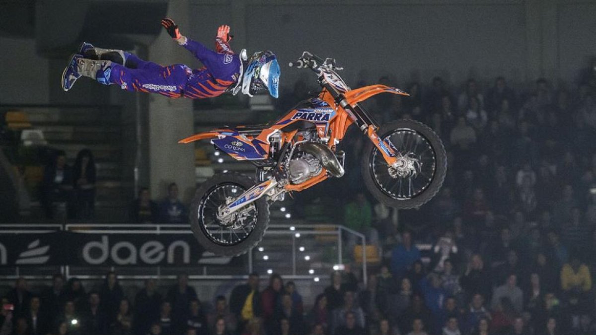 Uno de los participantes suelta la moto en el aire.-SANTI OTERO