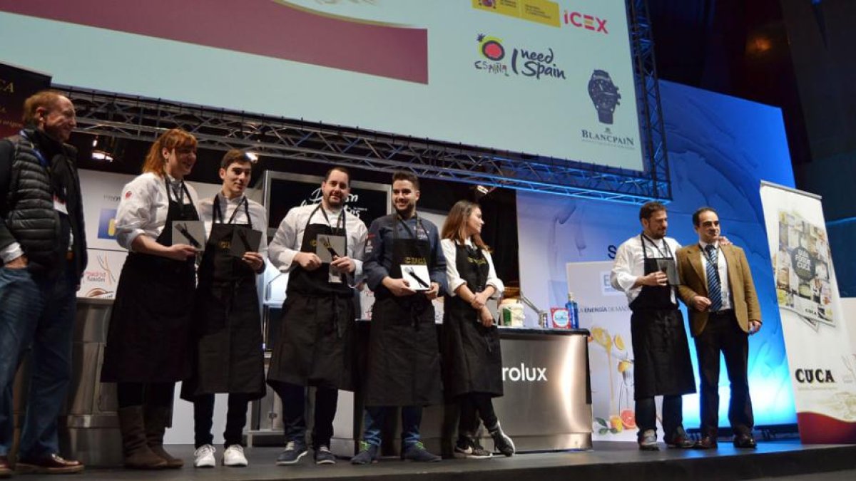 Ricardo Temiño, quinto por la derecha, junto al resto de finalistas del Cocinero Revelación.-ECB