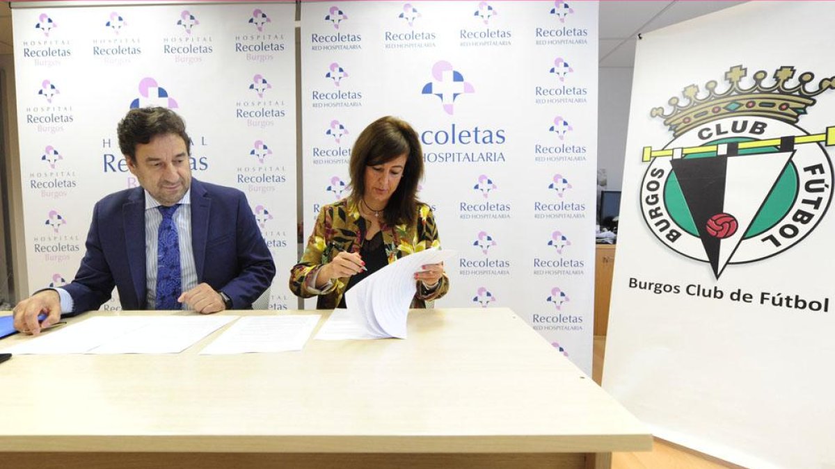 Jesús Martínez, presidente de la SAD, y Pilar Gómez, gerente del Hospital Recoletas, firman el acuerdo, ayer.-ISRAEL L. MURILLO