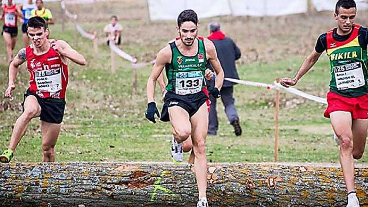 Pablo Sánchez, izquierda, supera un obstáculo en el Cross Internacional de Soria-ECB