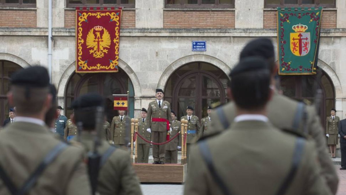 El general Miguel Alcañiz Comas en el acto de despedida del Mando de Fuerzas Pesadas tras pasar revista a la fuerza en formación.-ICAL