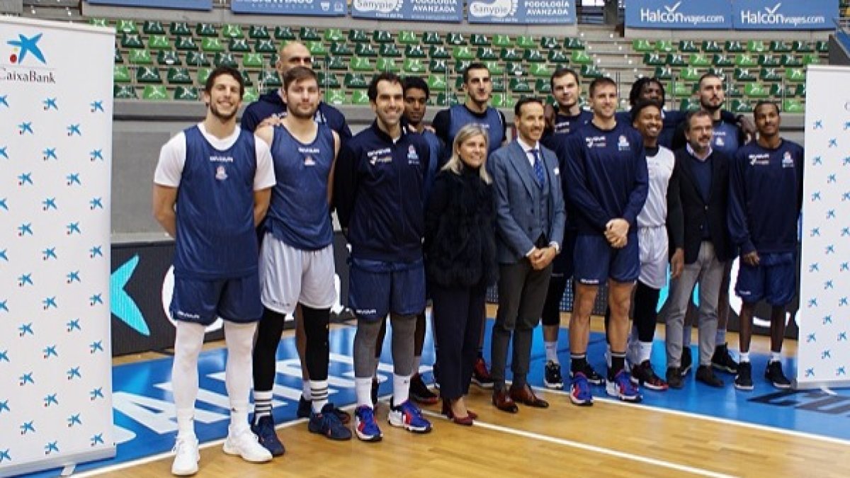 Jugadores, técnico y directivos del SanPablo posan con la representante de Caixabank, Belén Martín. SPB / C, MÉNDEZ
