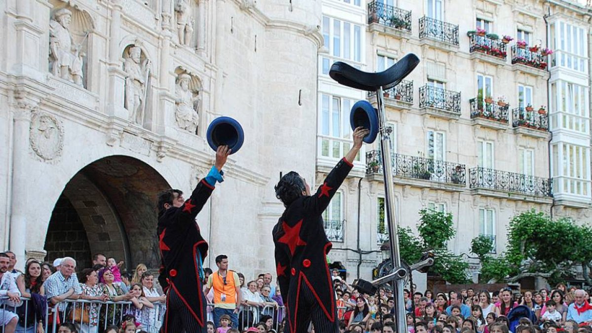 Tiritirantes en un momento del montaje Birly y Birloque en el Arco de Santa María.-ECB