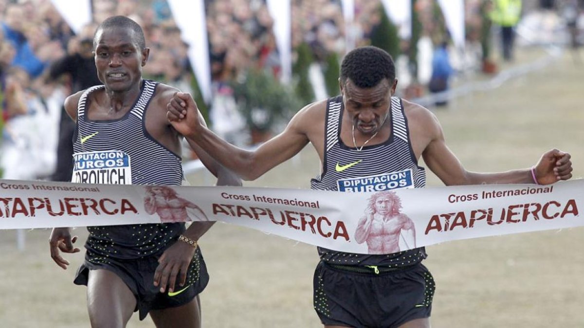 Ayalew y Toroitich se jugaron el triunfo final en un vibrante y apretado esprint en la recta de llegada del circuito Parque Arqueológico de Atapuerca-Santi Otero