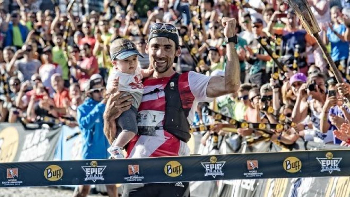 Luis Alberto Hernando cruza victorioso la línea de meta del Mundial con su hijo Martín en brazos-Desnivel