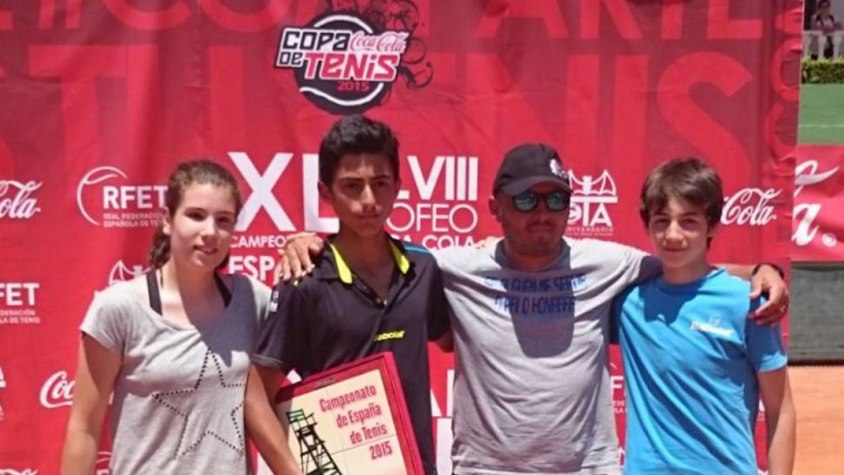 Álvarez posa con el trofeo junto al equipo del CT El Cid, ayer, en Albacete.-ECB