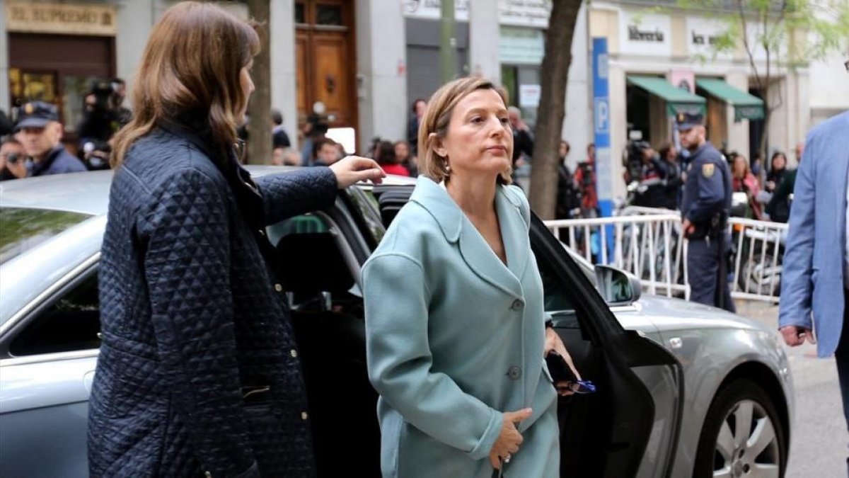 La presidenta del Parlament, Carme Forcadell, esta mañana a su llegada al Tribunal Supremo.-/ DAVID CASTRO