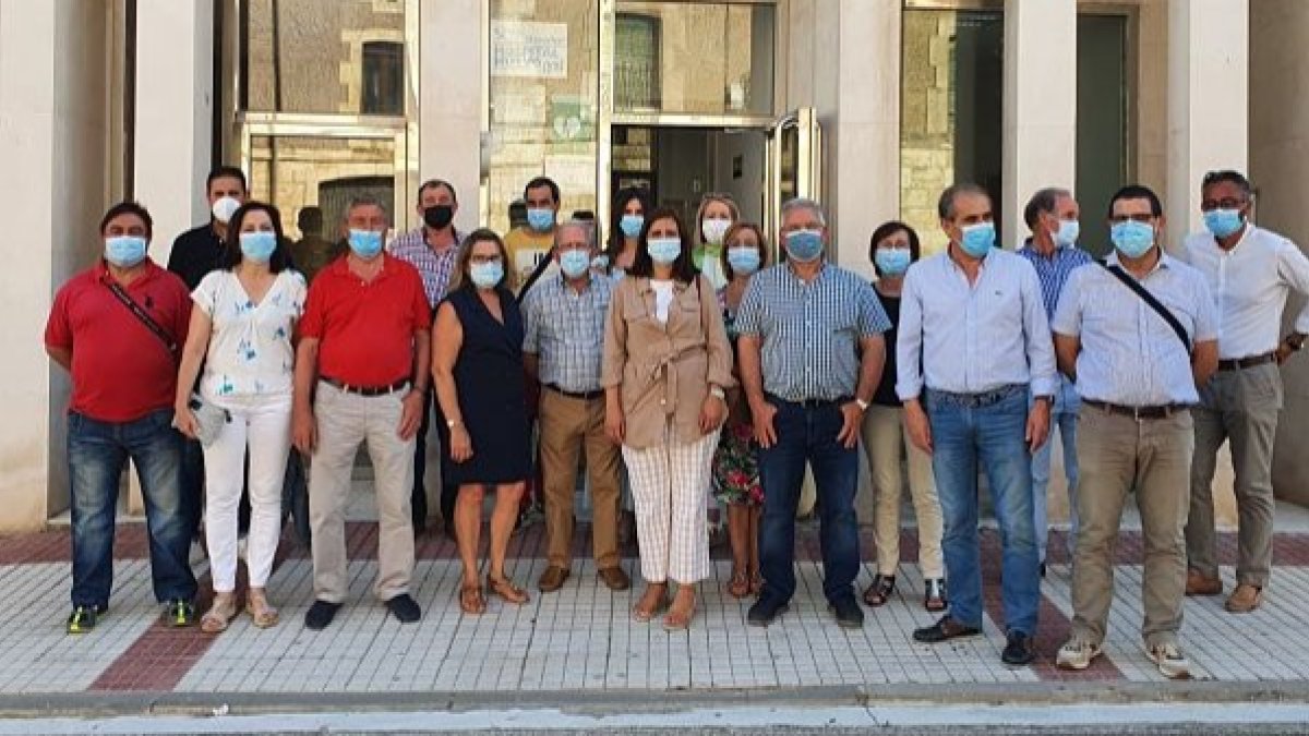 Peña posa en Fuentespina con alcaldes y concejales del PSOE de la Ribera del Duero. ECB