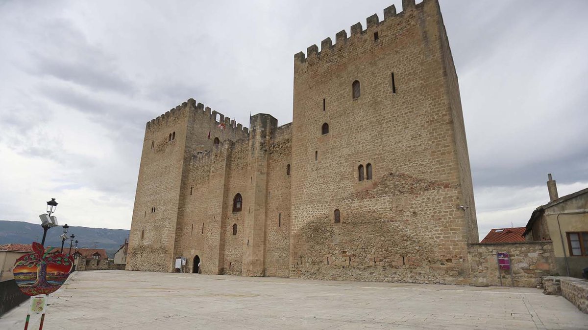 El emblema del pueblo es su imponente alcázar, conocido como las Torres. R. OCHOA