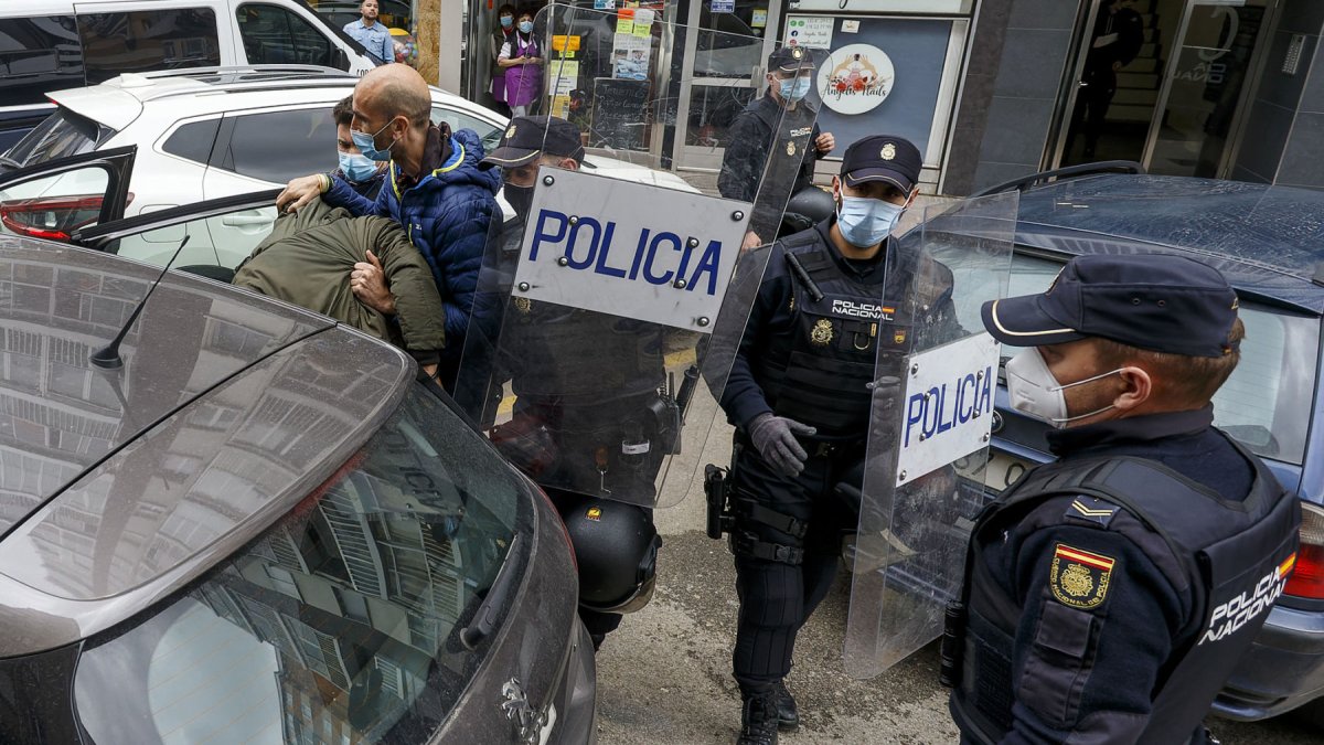 Agentes de Policía Nacional introducen en el coche a uno de los detenidos para ser trasladado a los calabozos de la Comisaría Provincial. SANTI OTERO