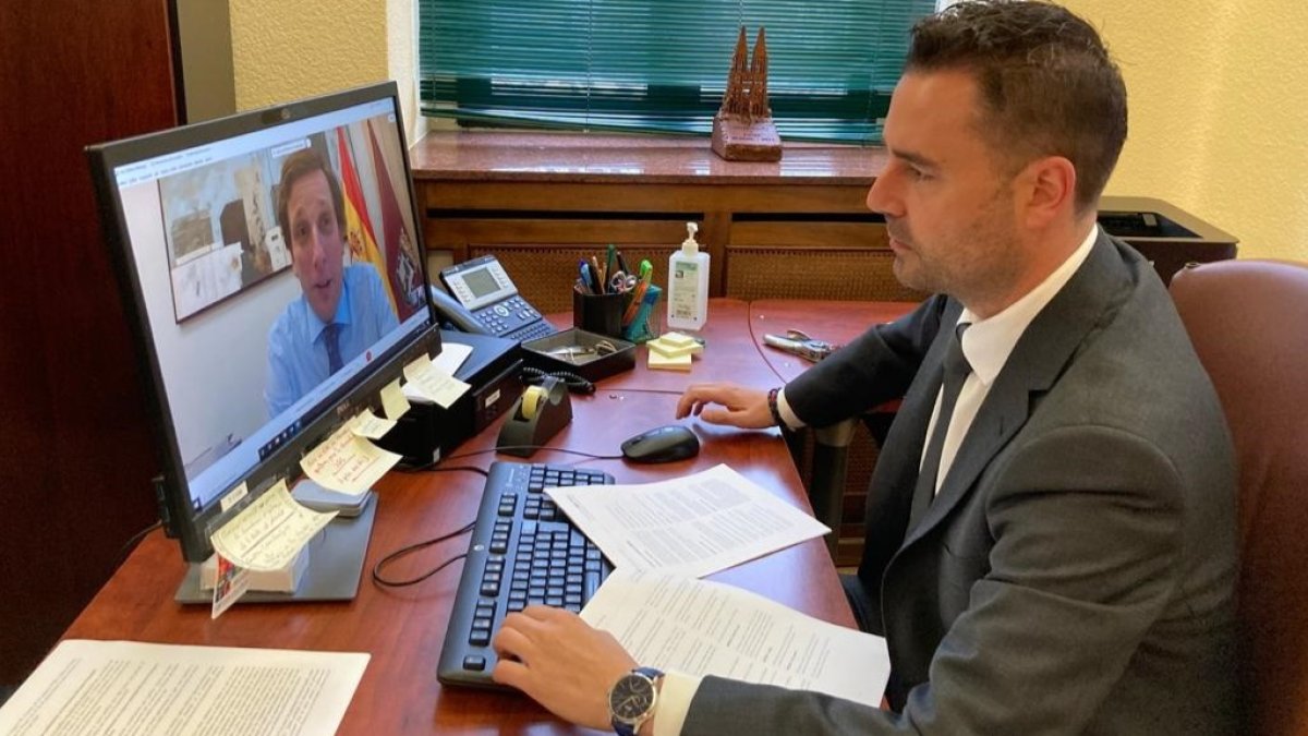 Daniel de la Rosa escucha la intervención del alcalde de Madrid. ECB