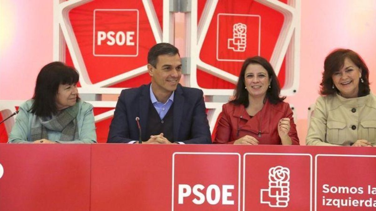 Cristina Narbona, Pedro Sánchez, Adriana Lastra y Carmen Calvo, este lunes durante la Ejecutiva del PSOE.-DAVID CASTRO