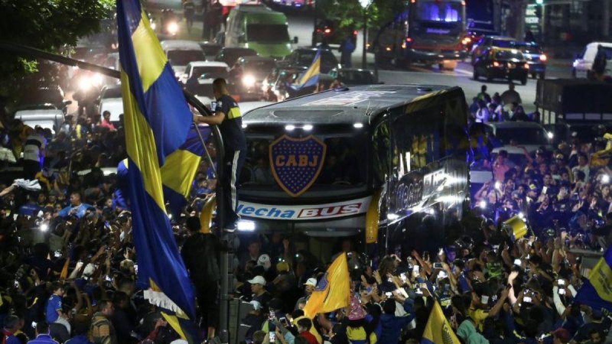 Así fue la despedida a los jugadores en las inmediaciones de la Bombonera.-EFE