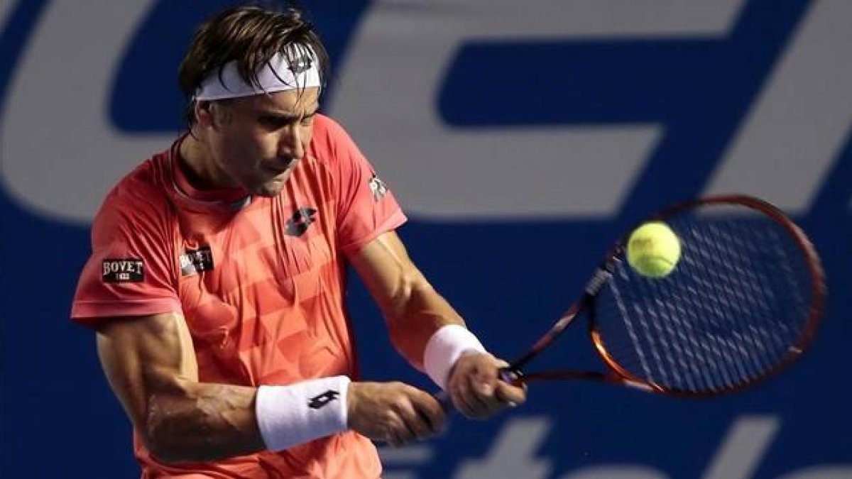 David Ferrer sirve una bola a Bernard Tomic durante cuartos de final del torneo de Acapulco.-Foto:   EFE / JOSÉ MÉNDEZ