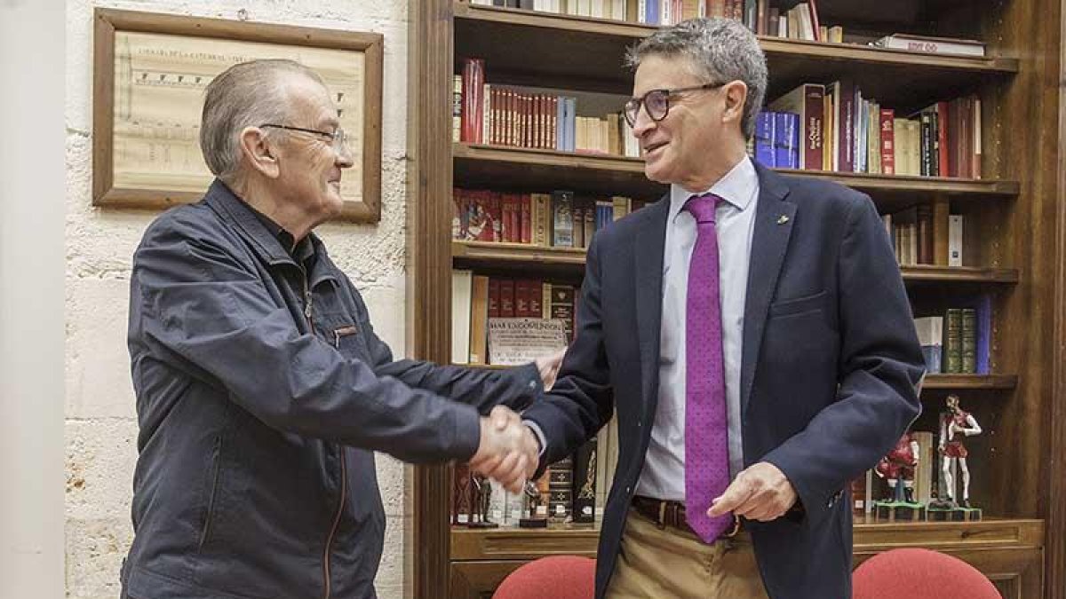 Pablo González Cámara (i.) y Emilio de Domingo sellaron la renovación del convenio en la sala de investigadores.-Santi Otero