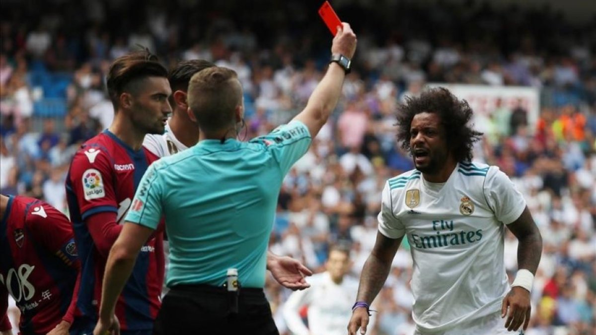 El lateral madridista Marcelo, en un apuro.-REUTERS / SUSANA VERA