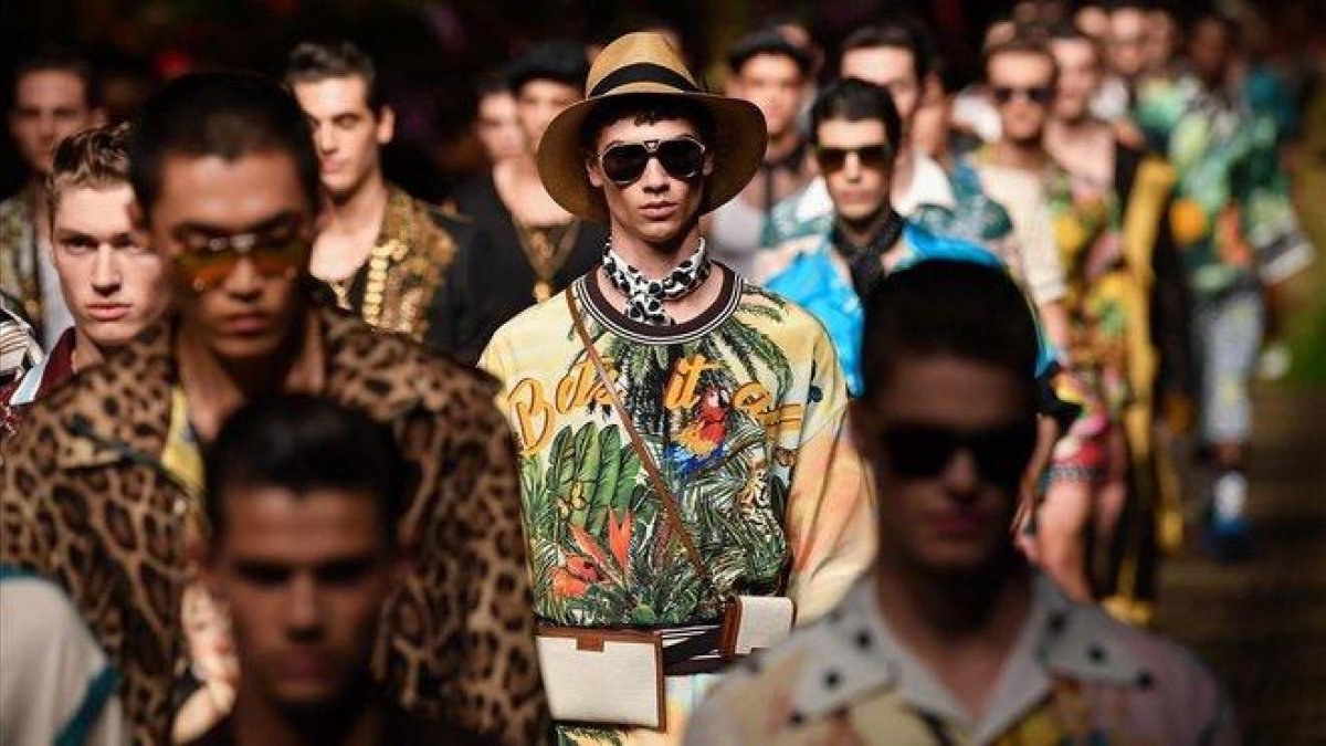 Final del desfile de Dolce Gabbana.-AFP / MARCO BERTORELLO