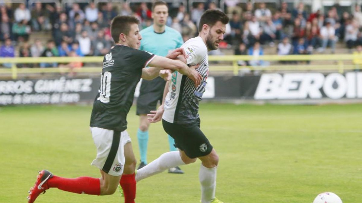 Iker Hernández persigue un balón en el último choque disputado en casa contra el CD Vitoria-Raúl G. Ochoa
