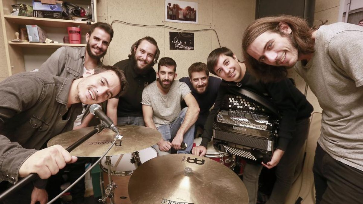 En el centro, Caleb Melguizo, baterista de La MODA. ECB