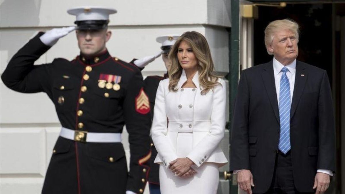 Donald Trump y su esposa, Melania, esperan la llegada del primer ministro israeli Benjamin Netanyahu y de su mujer, Sara, en la Casa Blanca, el 15 de febrero.-EFE / ANDREW HARRER