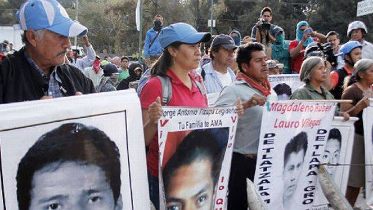 Los familiares de los estudiantes desaparecidos se manifiestan, ayer, en las inmediaciones de la zona militar de Chilpancingo, en el estado de Guerrero.-Foto: AFP / JESÚS GUERRERO