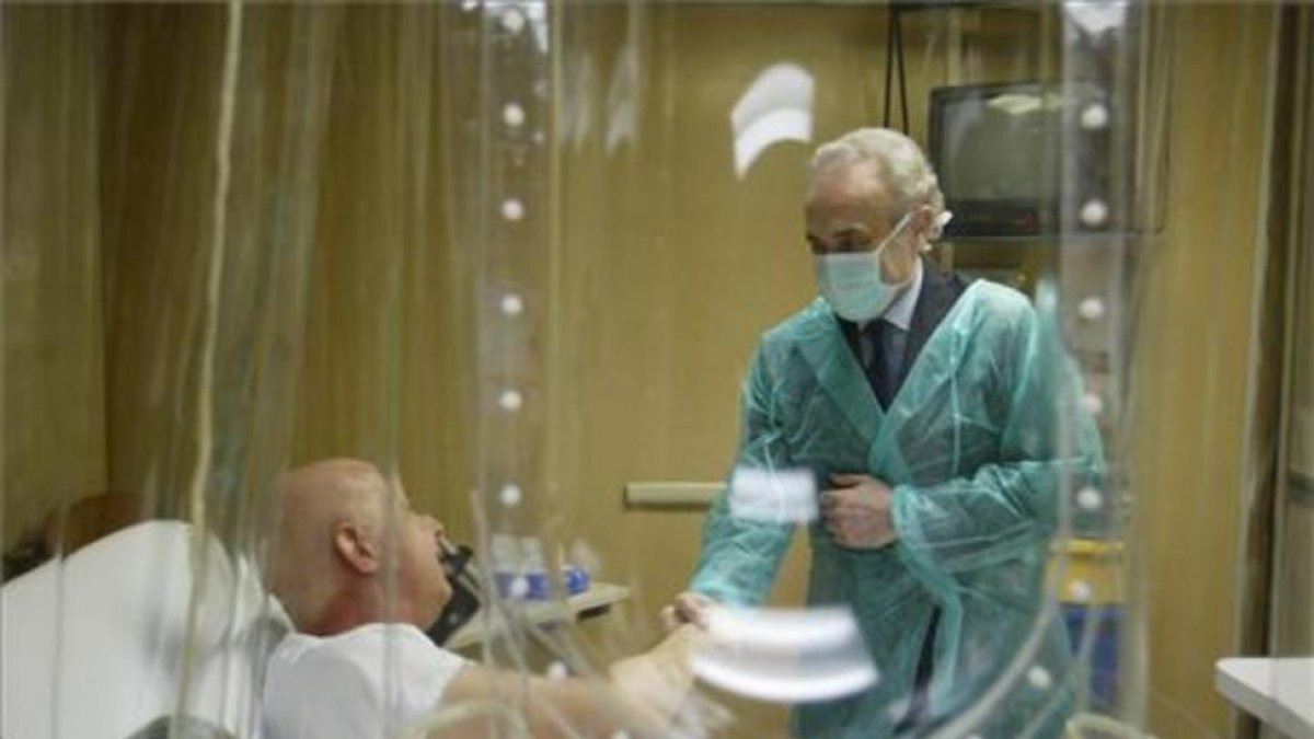 Josep Carreras, en una imagen de archivo, en la sala de trasplantes del Hospital Clínic.-ALBERT BERTRAN