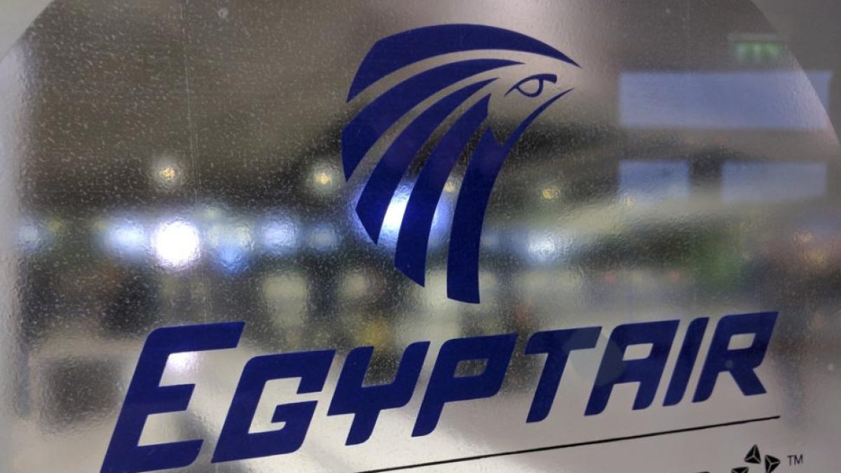 El logo de Egyptair en un mostrador de la aerolínea en el aeropuerto Charles de Gaulle.-AP / RAPHAEL SATTER