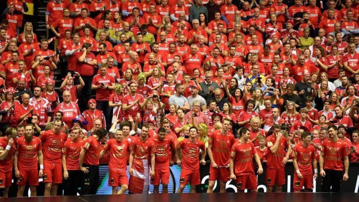 Los jugadores daneses celebran con su público el primer título mundial.-REUTERS / FABIAN BIMMER